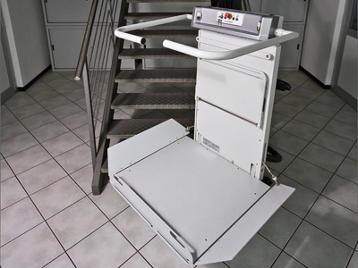 曲線型無障礙斜掛平臺-斜掛式升降平臺,輪椅升降平臺,無障礙升降平臺