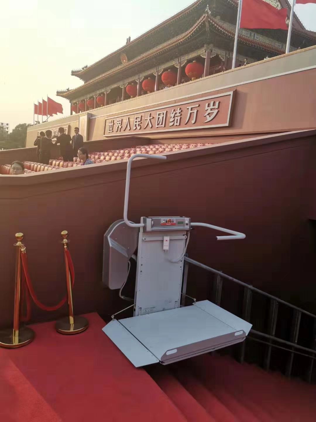 3全國人大代表呂世明：讓無障礙環(huán)境不再“障礙重重”——呼吁打造全方位的人文無障礙生活圈，讓無障礙走向“無障愛”-斜掛式升降平臺,輪椅升降平臺,無障礙升降平臺